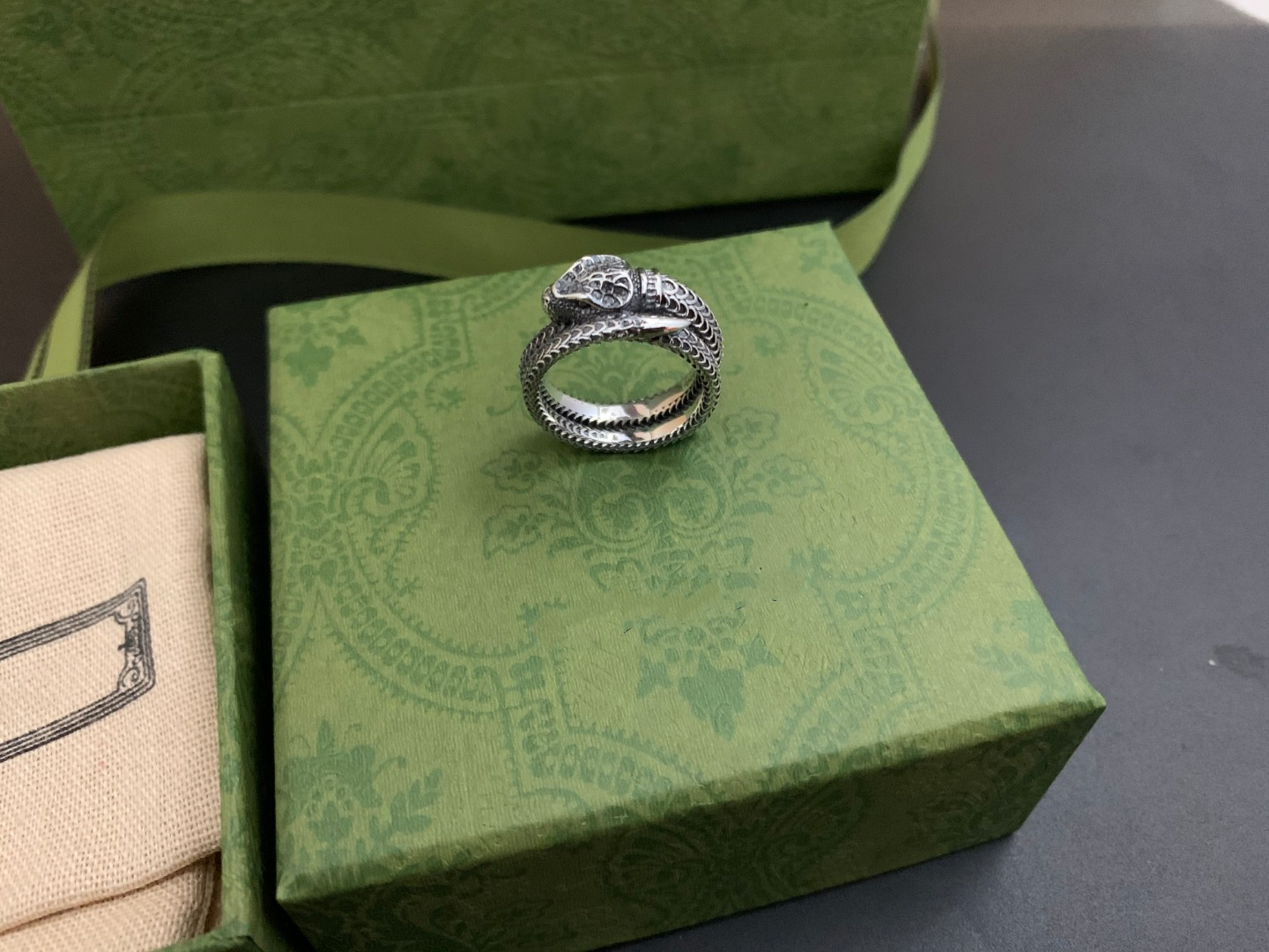 GU home Seiko high Edition ring Luxury Designer letter Double G Viper Midi Rings trend new fashion universal couple gift
GU home Seiko high Edition ring Luxury Designer letter Double G Viper Midi Rings trend new fashion universal couple gift