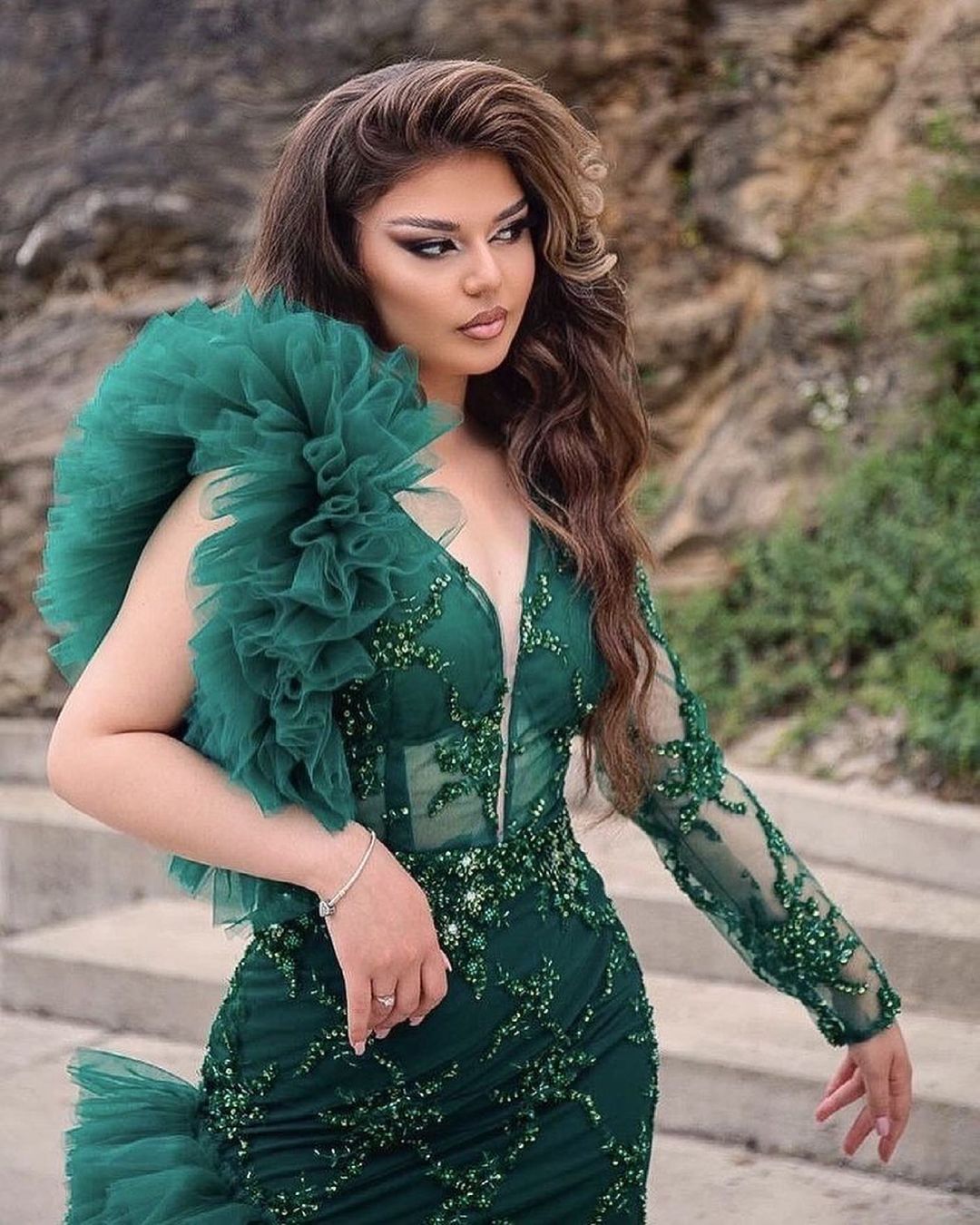 Green Mermaid Prom Dress Deep V Neck Tiered Ruffles Long Sleeve Shiny Sequins Appliques Dresses African Black Girls Evening Gala Gowns