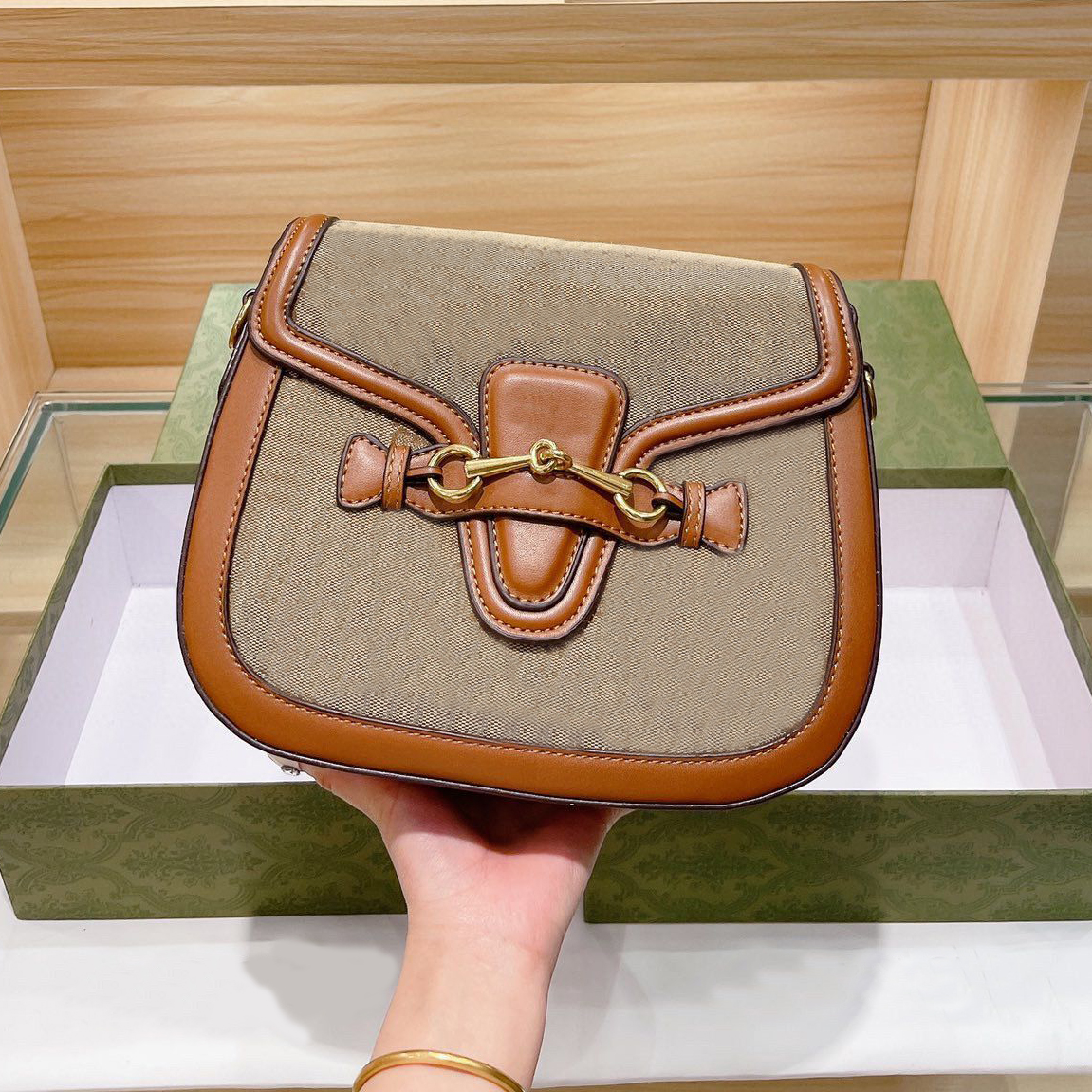 Luxurys designers high Quality Ladies Saddle bag 1955 Classic Women Crossbody handbag Fashion Soft texture clutch handbags mother shoulder, Picture color21*18 cm
Luxurys designers high Quality Ladies Saddle bag 1955 Classic Women Crossbody handbag Fashion Soft texture clutch handbags mother shoulder, Picture color21*18 cm