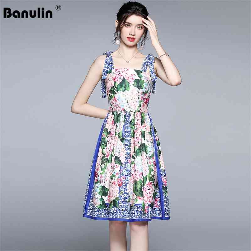 Banulin Runway Bow Spaghetti Strap Dress Summer Women's Backless Blue and White Porcelain Floral Print Short 210603
Banulin Runway Bow Spaghetti Strap Dress Summer Women's Backless Blue and White Porcelain Floral Print Short 210603