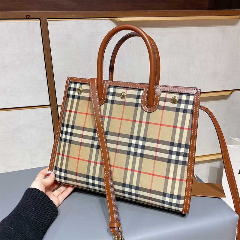 2021 winter star net red same large capacity Tote Bag Single Shoulder Messenger Handbag stripe lattice fashionable women's bag
2021 winter star net red same large capacity Tote Bag Single Shoulder Messenger Handbag stripe lattice fashionable women's bag