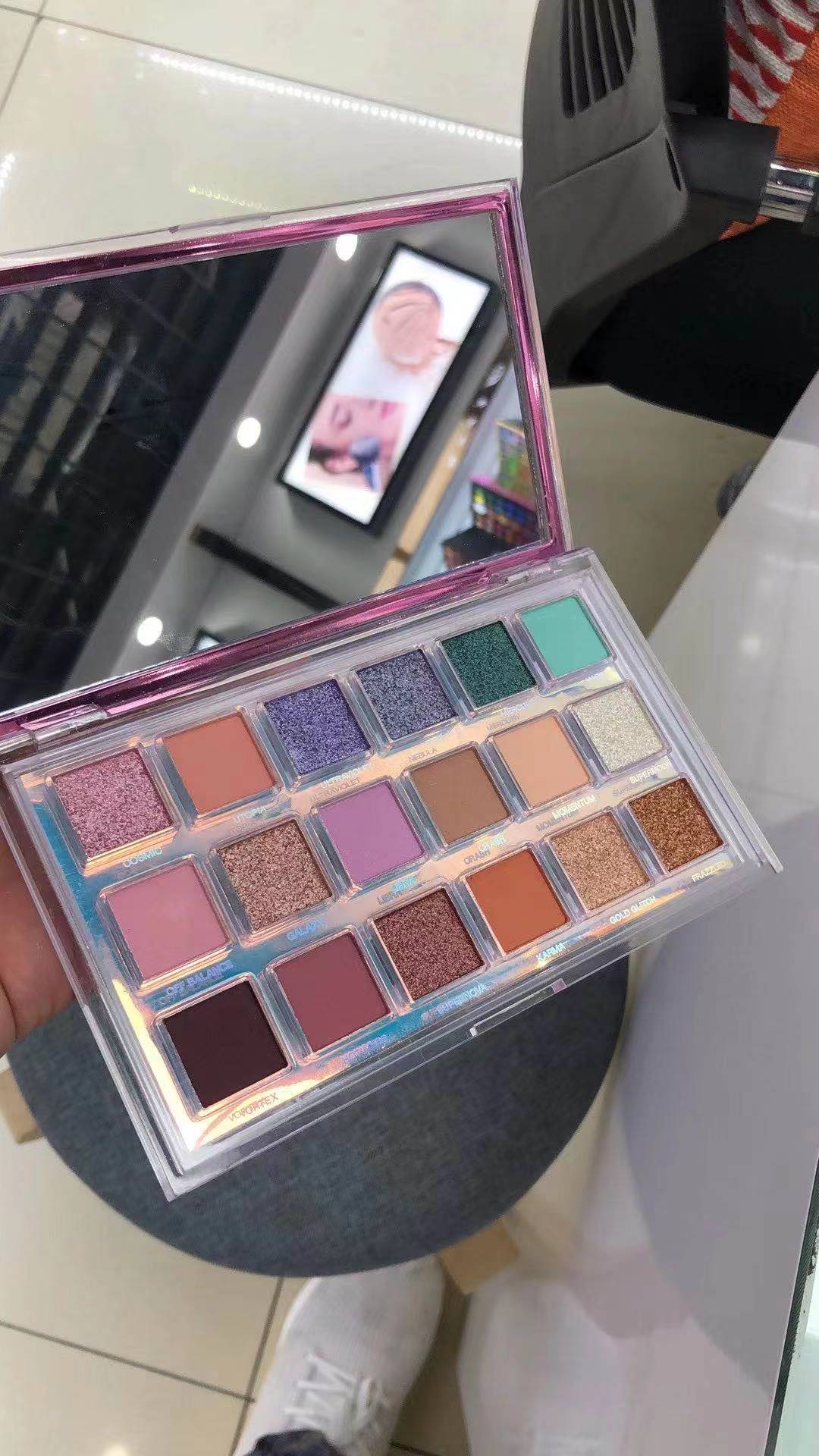 2021 HUDA BEAUTY NUDE Duster desert eyeshadow pallete 18 color matte eye shadow nude matte eyeshadow Natural Warm earth colors
2021 HUDA BEAUTY NUDE Duster desert eyeshadow pallete 18 color matte eye shadow nude matte eyeshadow Natural Warm earth colors