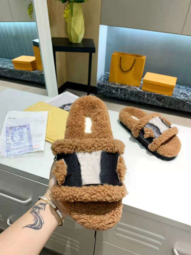 Luxury diamond designer indoor home women's slippers inner lamb sliding leather soles beach 35-42, Khaki
Luxury diamond designer indoor home women's slippers inner lamb sliding leather soles beach 35-42, Khaki