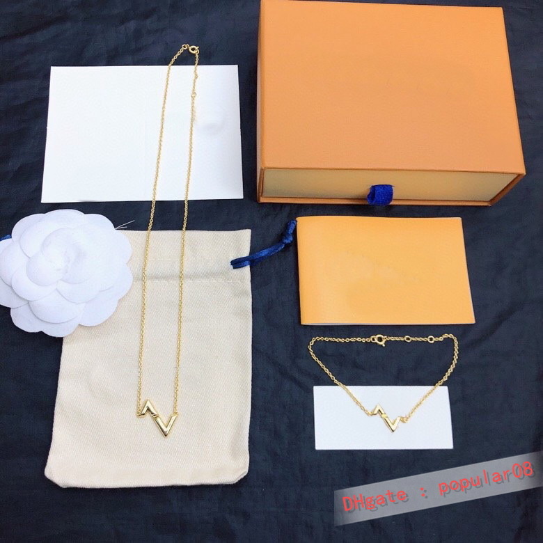 Europe America Fashion Jewelry Sets Lady Women Engraved V Initials Volt Pendant Necklace Bracelet Sets Q93809 Q95977, No original box
Europe America Fashion Jewelry Sets Lady Women Engraved V Initials Volt Pendant Necklace Bracelet Sets Q93809 Q95977, No original box