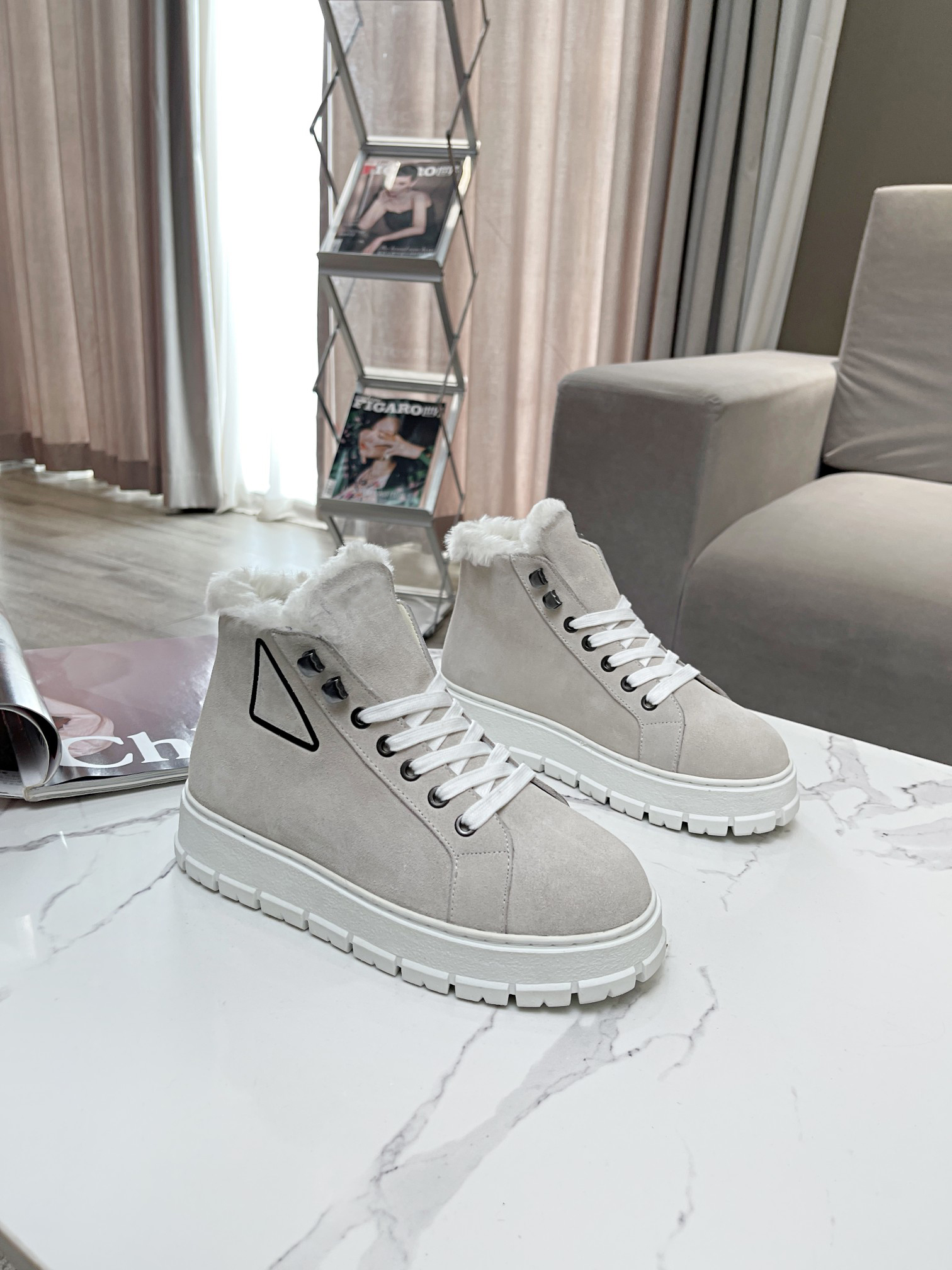 Luxury Designer womens boots suede lace up nylon autumn winter embossed rubber Triangle mark Thick bottom Plush, Box
Luxury Designer womens boots suede lace up nylon autumn winter embossed rubber Triangle mark Thick bottom Plush, Box