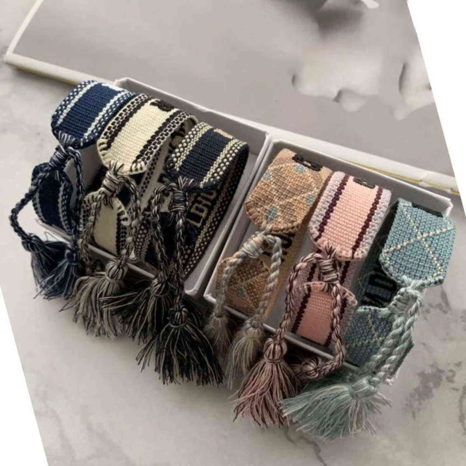 Luxury Digner Jewelry Women Men Bracelets Fashion Braided Tassel Bracelet Style High Quality Embroidered Lovers Bracelets Gift Party
Luxury Digner Jewelry Women Men Bracelets Fashion Braided Tassel Bracelet Style High Quality Embroidered Lovers Bracelets Gift Party