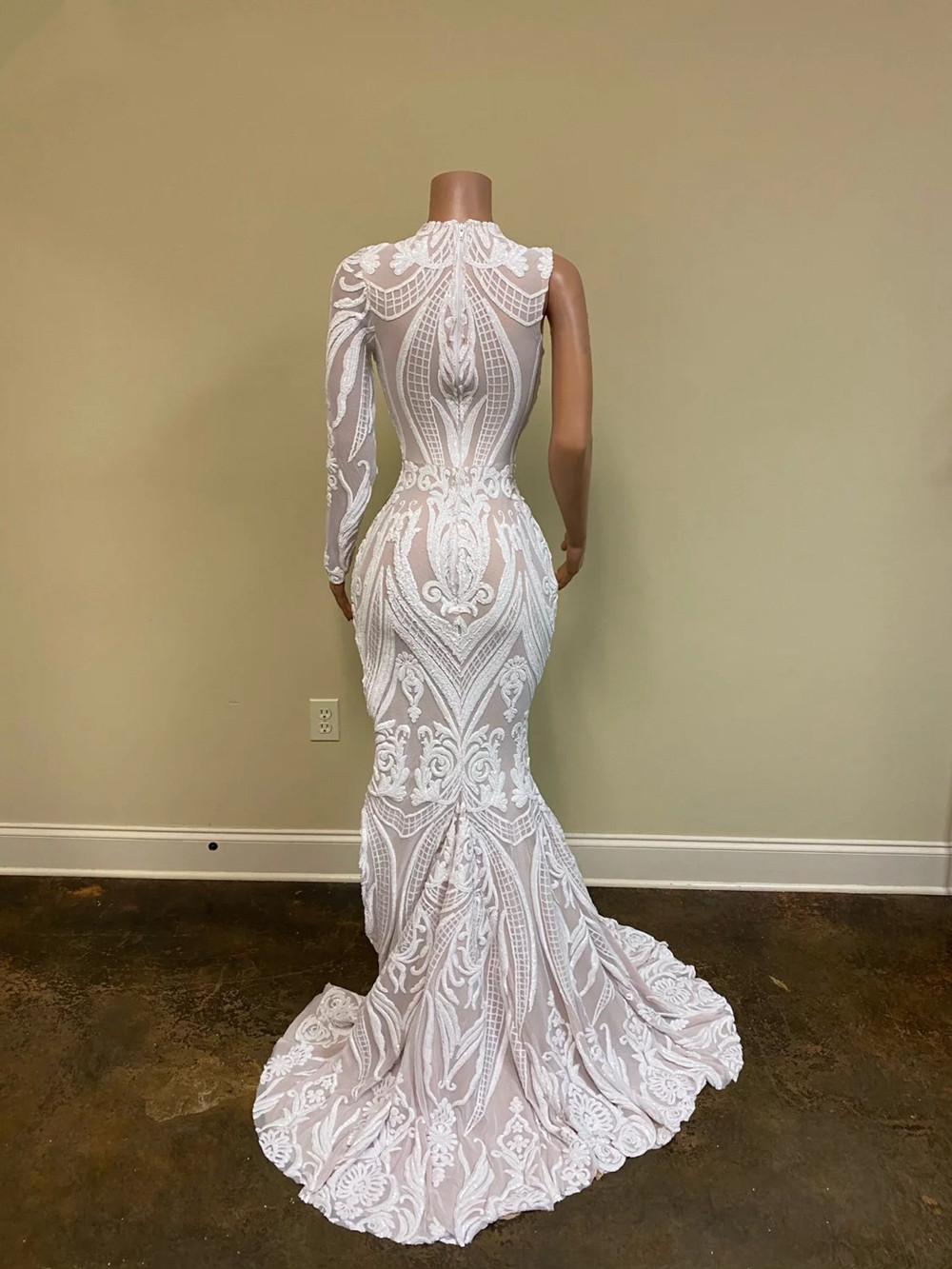 Sparkly Elegant Evening Dresses 2021 Sexy Mermaid Single Long Sleeve White Sequin African Black Girl High Slit Prom Dress