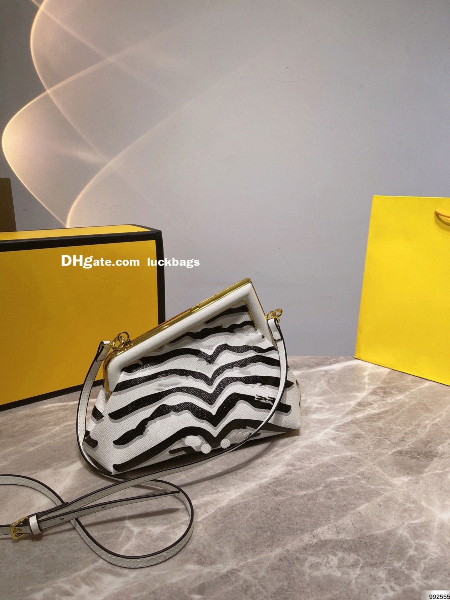 Designer Luxury Handbags Clutch Bag Metal Hemming Leather women handbag Lady Single Shoulder Messenger Evening Bags totes purses, Dust bag
Designer Luxury Handbags Clutch Bag Metal Hemming Leather women handbag Lady Single Shoulder Messenger Evening Bags totes purses, Dust bag