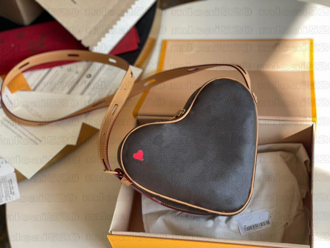GAME ON Coeur Crossbody Bag Totes VINTAGE Messenger Bags Mini Desinger Red Heart M57456 Handbags Luxurys Designers Heart-shaped Shoulder Bag, No bag;for different fees only
GAME ON Coeur Crossbody Bag Totes VINTAGE Messenger Bags Mini Desinger Red Heart M57456 Handbags Luxurys Designers Heart-shaped Shoulder Bag, No bag;for different fees only