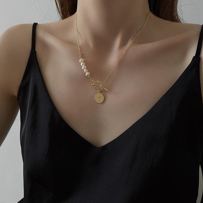 Chains Korean Version Fashion Contracted Choker Fresh Water Pearl Portrait T - Shaped Button Decorative Necklace Web Celebrity Temperam 
Chains Korean Version Fashion Contracted Choker Fresh Water Pearl Portrait T - Shaped Button Decorative Necklace Web Celebrity Temperam