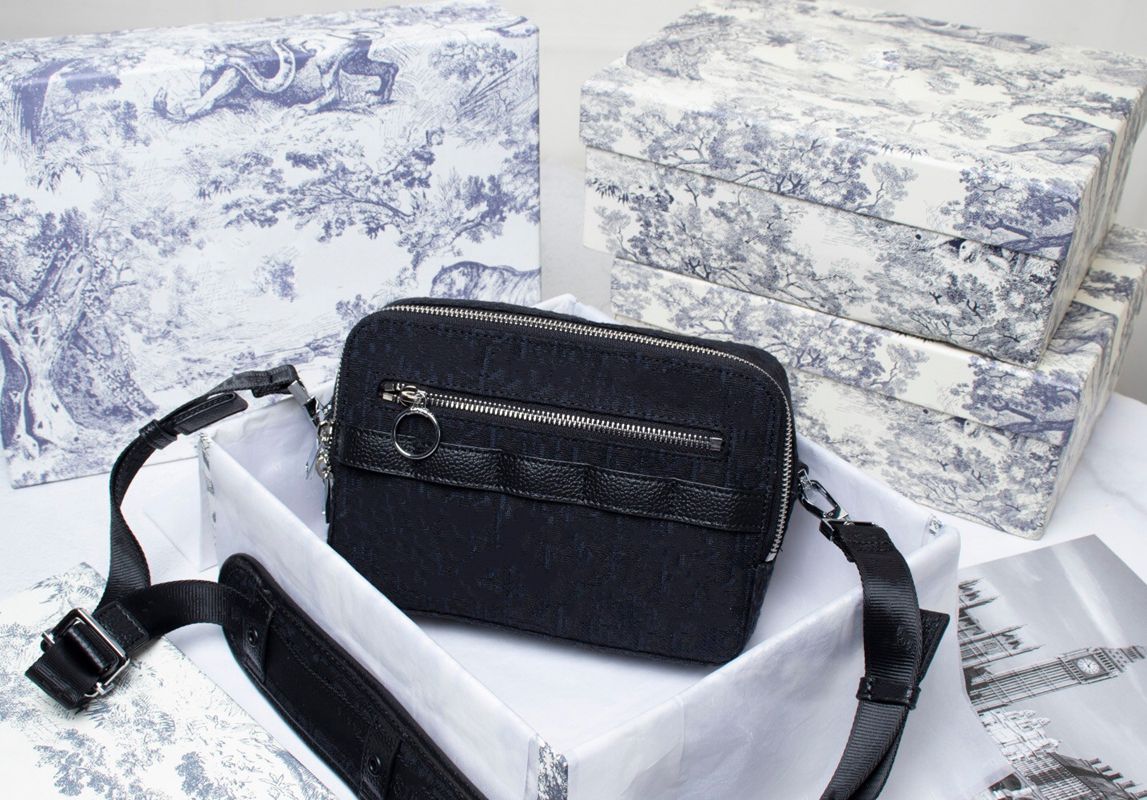 D messenger bag camera Handbags exquisite shape, this charming handbag has sharp edges and corners
D messenger bag camera Handbags exquisite shape, this charming handbag has sharp edges and corners