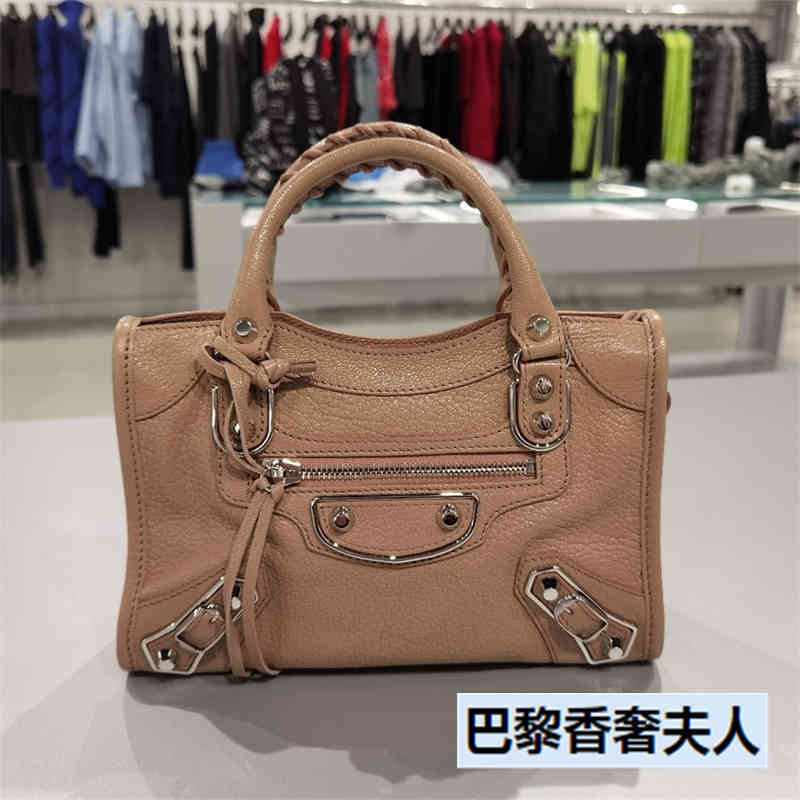 Designer Balencaigass Handbags Women's City Bag Sheepskin Mini Locomotive Bag Single Shoulder Diagonal Span Handbag
Designer Balencaigass Handbags Women's City Bag Sheepskin Mini Locomotive Bag Single Shoulder Diagonal Span Handbag