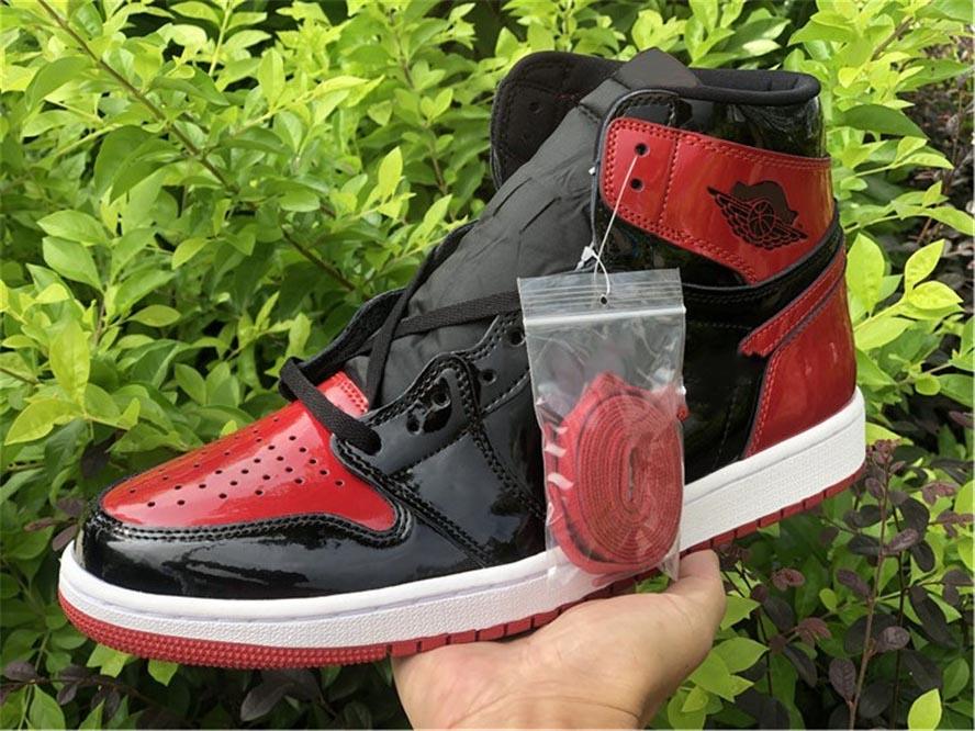 Top Quality 1 High OG Bred Patent mens Basketball Shoes 1s BlackWhite-Varsity Red men Outdoor Sports Sneakers With Original Box 555088-063
Top Quality 1 High OG Bred Patent mens Basketball Shoes 1s BlackWhite-Varsity Red men Outdoor Sports Sneakers With Original Box 555088-063
