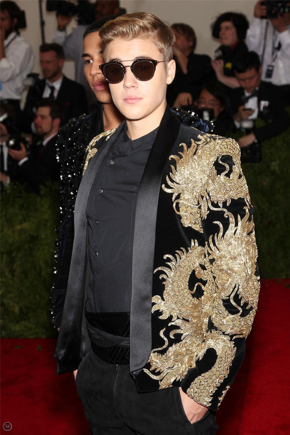 Designer Fashion Celebrity Mens Customized Wedding Tuxedos Gold Appliques Groom Wear Dinner Prom Party Blazer (Jacket+Pants)