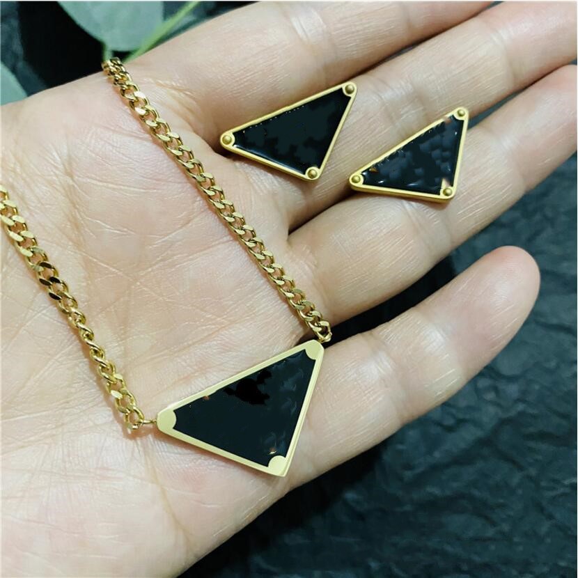 2021 European and American titanium steel thick letter necklace triangle metal fashion big brand niche high-end cold wind female clavicle chain high quality
2021 European and American titanium steel thick letter necklace triangle metal fashion big brand niche high-end cold wind female clavicle chain high quality