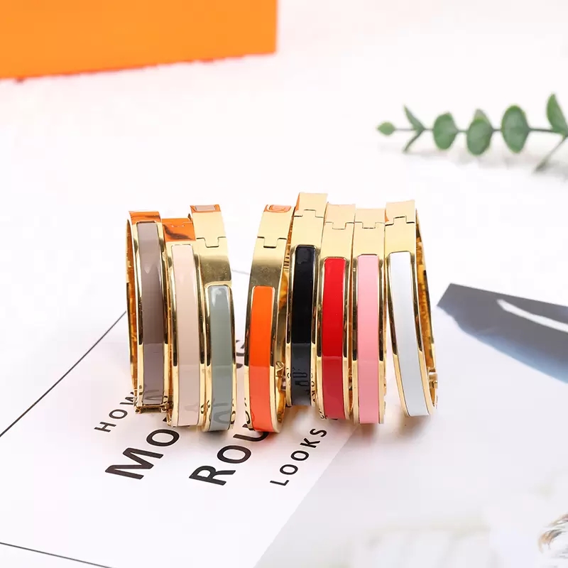 Top Fine Bracelets Enamel Letter Bangle Colorful Fashion Woman Designer Bracelet for Man Womens Jewelry Love Jewelry 8 Color Optional with Original velvet bag
Top Fine Bracelets Enamel Letter Bangle Colorful Fashion Woman Designer Bracelet for Man Womens Jewelry Love Jewelry 8 Color Optional with Original velvet bag