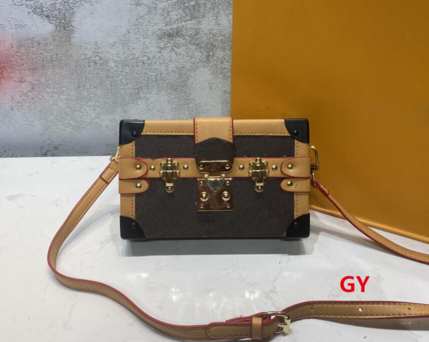Woman bag handbag purse fashion design ladies leather cosmetic bagss with dust bags checkered pattern size: 19*12*5cm
Woman bag handbag purse fashion design ladies leather cosmetic bagss with dust bags checkered pattern size: 19*12*5cm