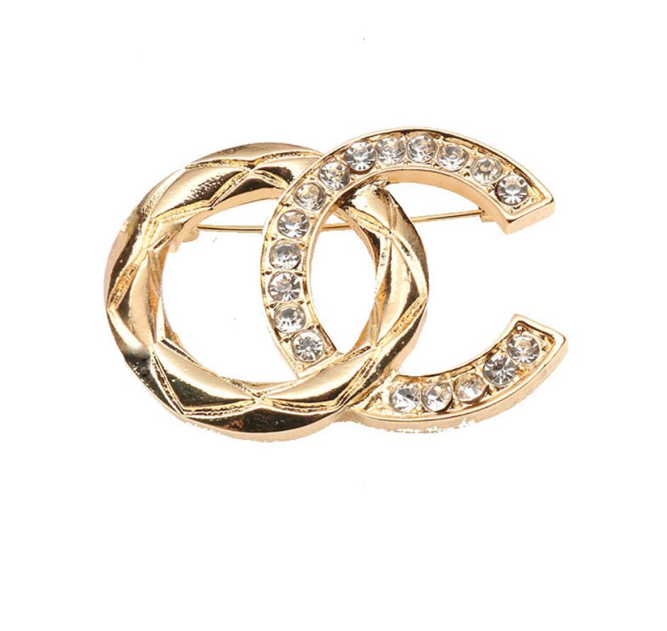 Luxury Designer brand letter Brooches Inlaid High Quality Pearl Rhinestone Brooch womens 18K gold plated women wedding Broochs Trend Golds Silver Jewelry
Luxury Designer brand letter Brooches Inlaid High Quality Pearl Rhinestone Brooch womens 18K gold plated women wedding Broochs Trend Golds Silver Jewelry