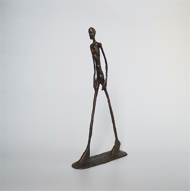 hot Handmade Crafts Brass Character Statue Walking man Person Lone Walker Giacometti Sculpture Home Decoration Office decor 210326
hot Handmade Crafts Brass Character Statue Walking man Person Lone Walker Giacometti Sculpture Home Decoration Office decor 210326