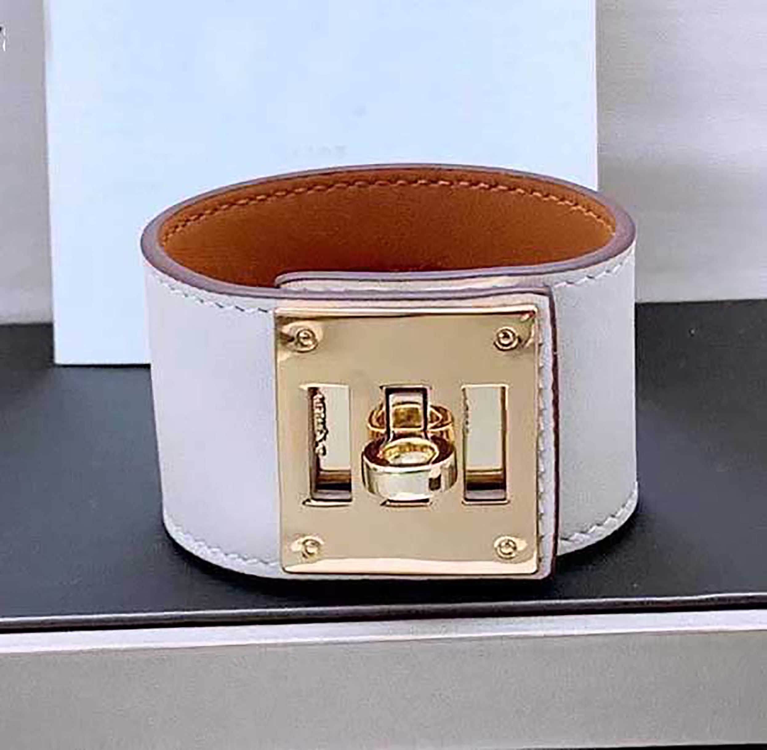 2021 Top quality geunuine leather with metal clasp in many colors for women engagement jewelry gift have box SP4505
2021 Top quality geunuine leather with metal clasp in many colors for women engagement jewelry gift have box SP4505