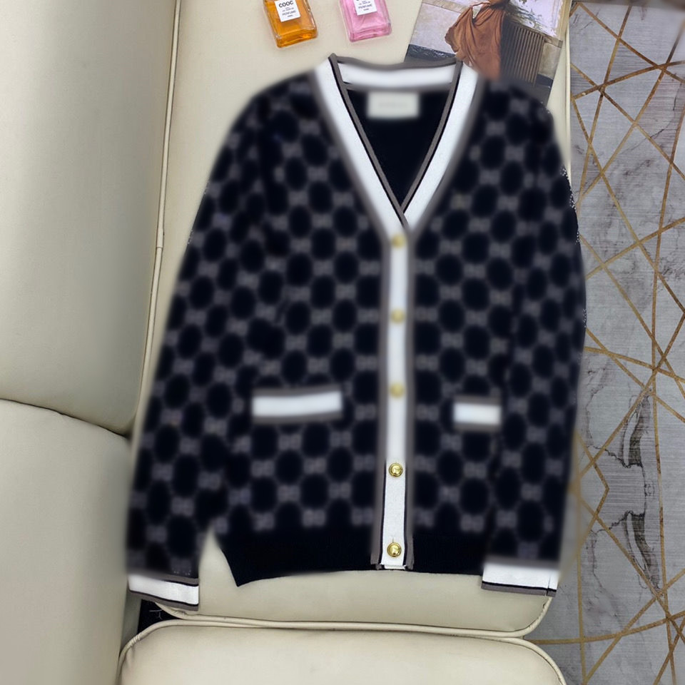 2021 The autumn/winter women's long sleeves knitting cardigan Sweaters simple style fashion wool Letters Diamond embroidery knitwear, Black
2021 The autumn/winter women's long sleeves knitting cardigan Sweaters simple style fashion wool Letters Diamond embroidery knitwear, Black