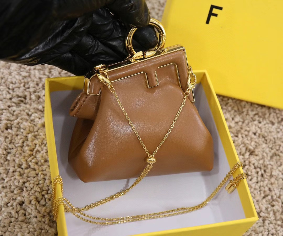 latest models Luxury Designer Handbag Shoulder Bag Gold Clip key Holder zero wallet waist chain Lipstick leather Cloud shape Frame Original
latest models Luxury Designer Handbag Shoulder Bag Gold Clip key Holder zero wallet waist chain Lipstick leather Cloud shape Frame Original