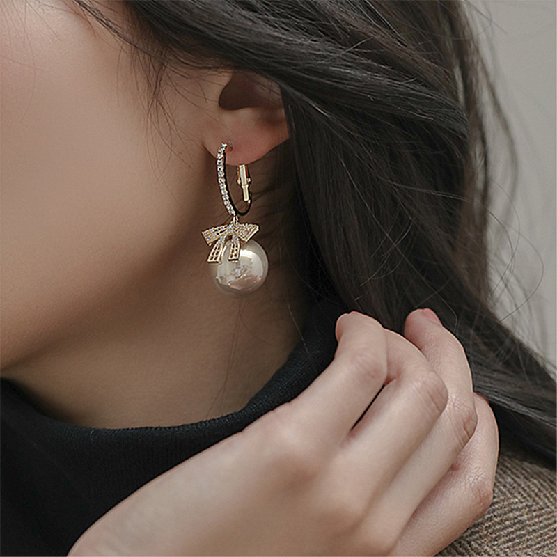 Niche Design Pearl Charm Earrings 2021 Trendy Atmospheric Zircon Bow Circle Earrings for Women