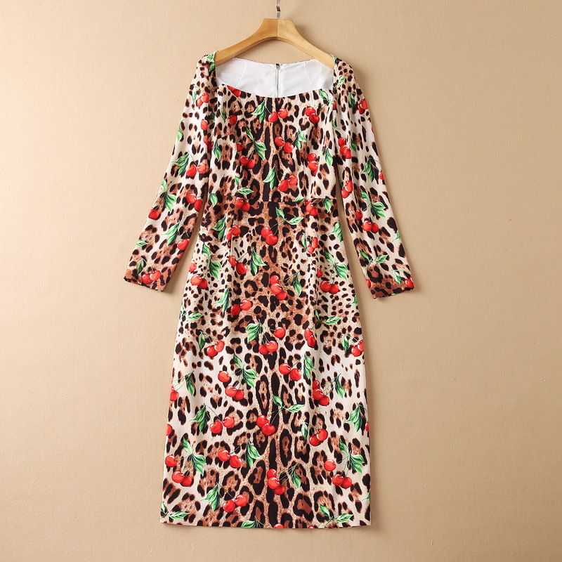 European and American women's wear new autumn 2022 Long sleeve square collar Fashionable cherry leopard print slim dress, Black;gray
European and American women's wear new autumn 2022 Long sleeve square collar Fashionable cherry leopard print slim dress, Black;gray