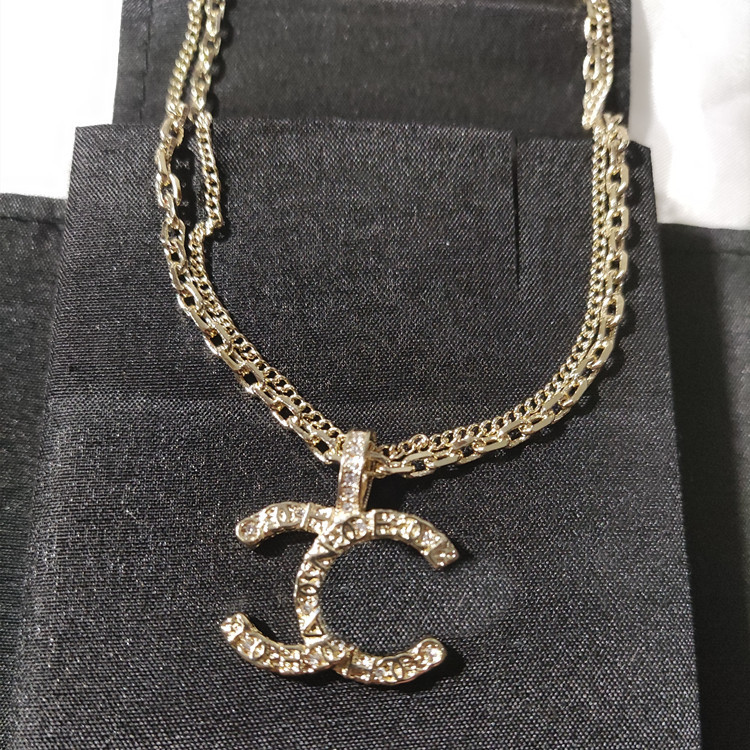 necklace 2021 spring Xiaoxiang style retro fashion diamond inlaid C pendant double clavicle chain, Silver
necklace 2021 spring Xiaoxiang style retro fashion diamond inlaid C pendant double clavicle chain, Silver