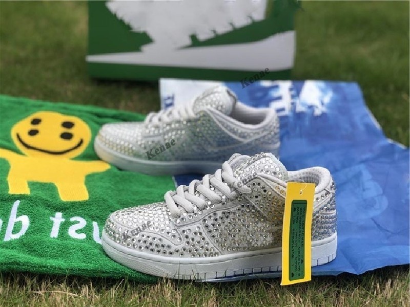 Released Cactus Plant Flea Market Shoes Pure Platinum Spiral Sage Men Women Outdoor Low Skateboard Sports Sneakers, Bubble wrap packaging
Released Cactus Plant Flea Market Shoes Pure Platinum Spiral Sage Men Women Outdoor Low Skateboard Sports Sneakers, Bubble wrap packaging
