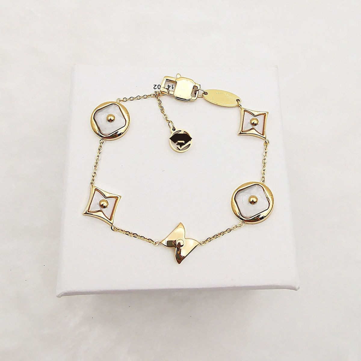 Jewelry Pendant Necklaces bracelet Luxury Designer Women Pendant bracelets With Flowers Pattern Optional NO Box High Quality
Jewelry Pendant Necklaces bracelet Luxury Designer Women Pendant bracelets With Flowers Pattern Optional NO Box High Quality