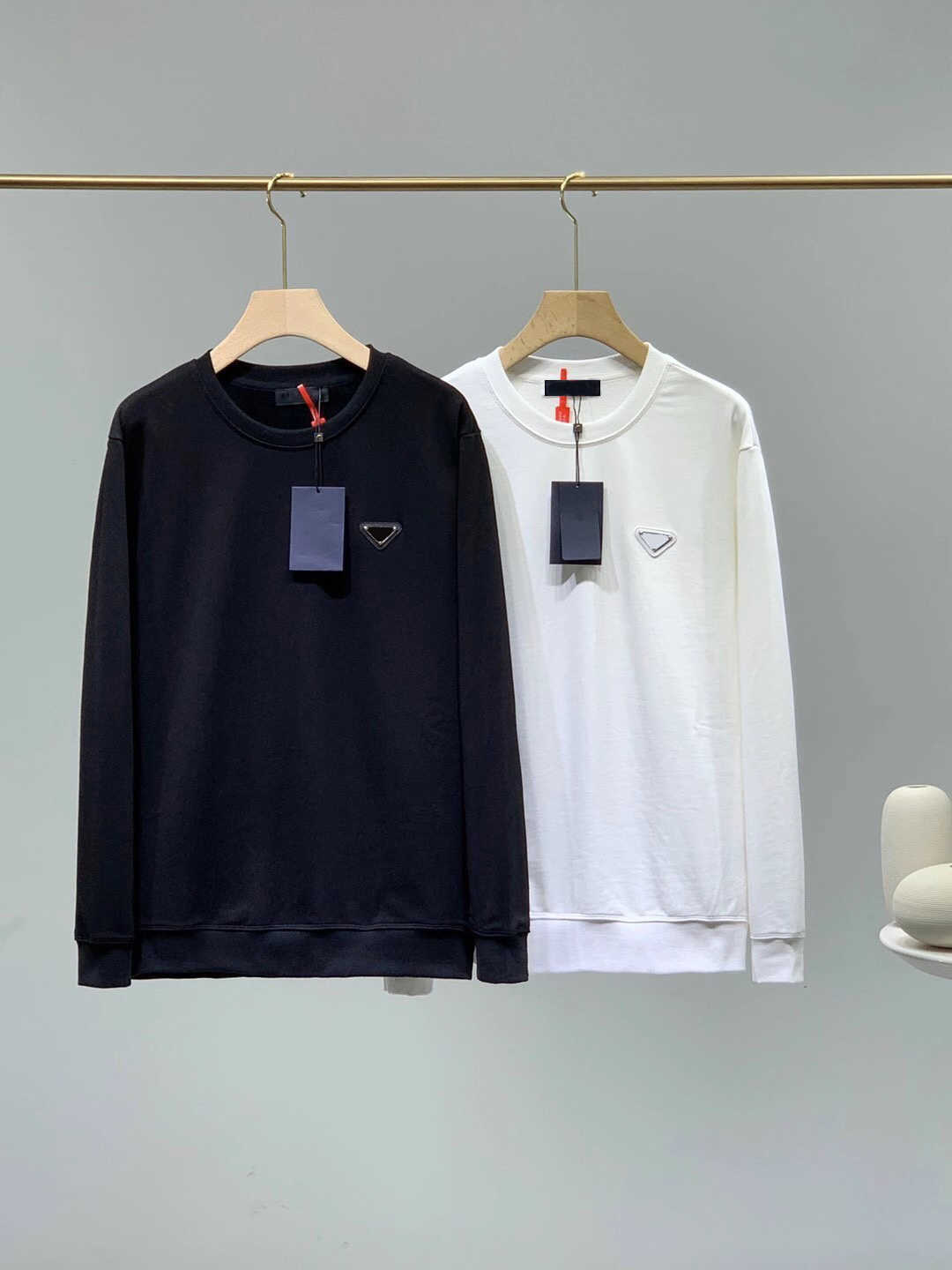 21ss autumn designer sweatshirt men classic brand casual sweater Imported threaded surface comfort Chest inverted triangle metal design, Black
21ss autumn designer sweatshirt men classic brand casual sweater Imported threaded surface comfort Chest inverted triangle metal design, Black