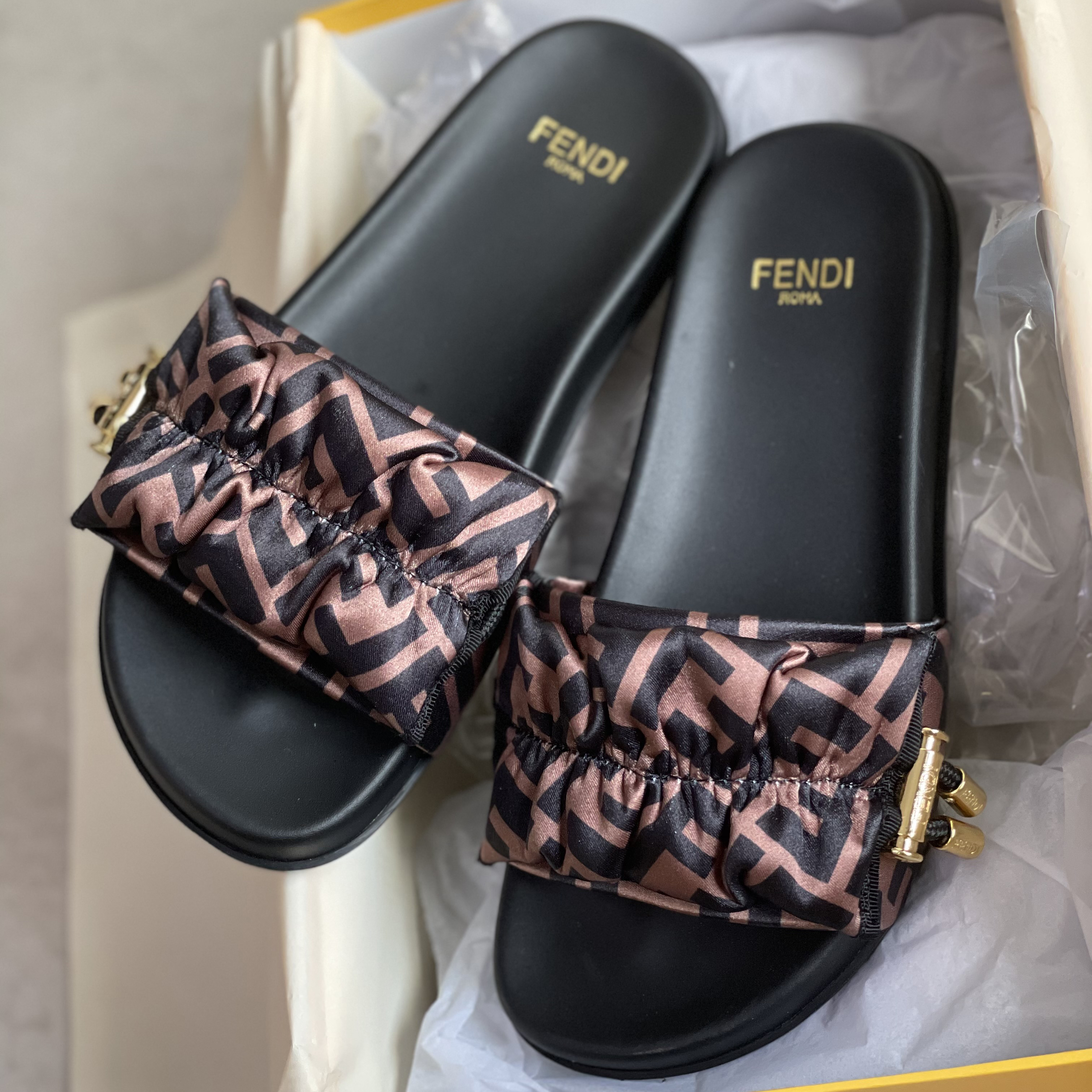 2021 satin designer slides sandals Slipper Drawstring Roman Slippers Shoes Print Slide Summer Wide Flat Lady Canvas Lettering Fabric Outdoor Leather Sole 316, Sock
2021 satin designer slides sandals Slipper Drawstring Roman Slippers Shoes Print Slide Summer Wide Flat Lady Canvas Lettering Fabric Outdoor Leather Sole 316, Sock