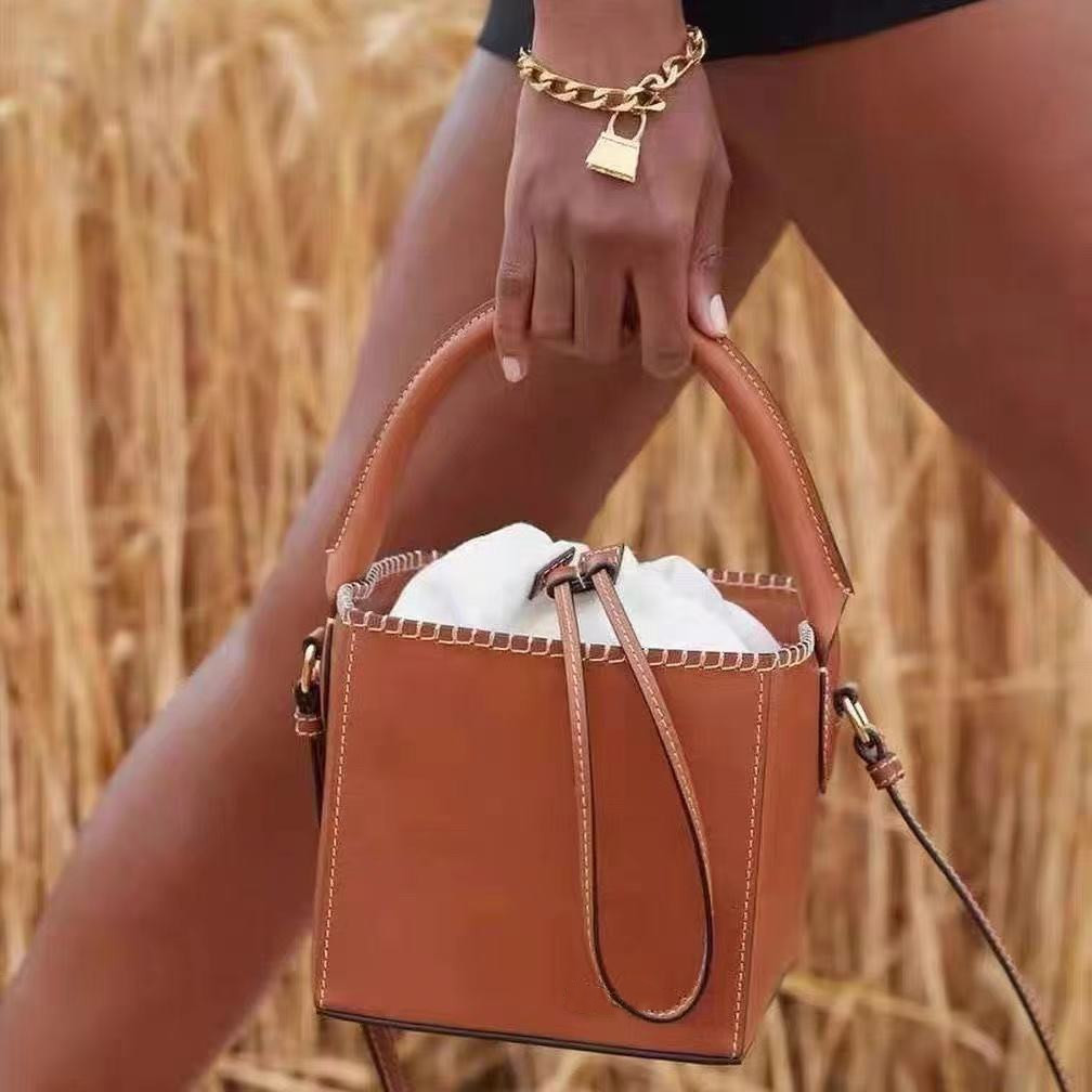 2021 new Fashion Designer luxury handbag For Women Casual Shopping Bags Tote Hnadbags jACqUEmu bag, Red
2021 new Fashion Designer luxury handbag For Women Casual Shopping Bags Tote Hnadbags jACqUEmu bag, Red
