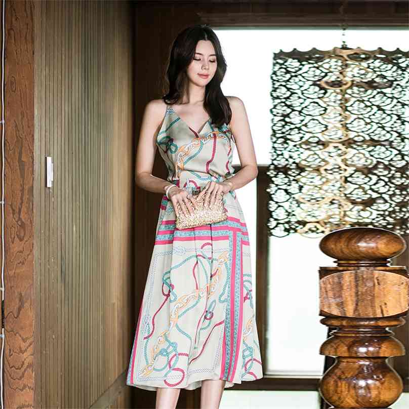 Sexy print suit 2 piece Set Korea Ladies Summer Sleeveless Sling tops Midi Skirt party set for women clothing 210602, The picture color
Sexy print suit 2 piece Set Korea Ladies Summer Sleeveless Sling tops Midi Skirt party set for women clothing 210602, The picture color
