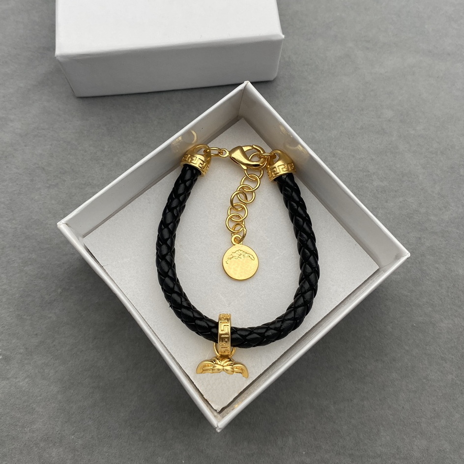 VERS luxury brand designer bangles high quality retro Real cowhide bracelet vintage 18k fashion official reproductions brass gold plated Red bangle
VERS luxury brand designer bangles high quality retro Real cowhide bracelet vintage 18k fashion official reproductions brass gold plated Red bangle