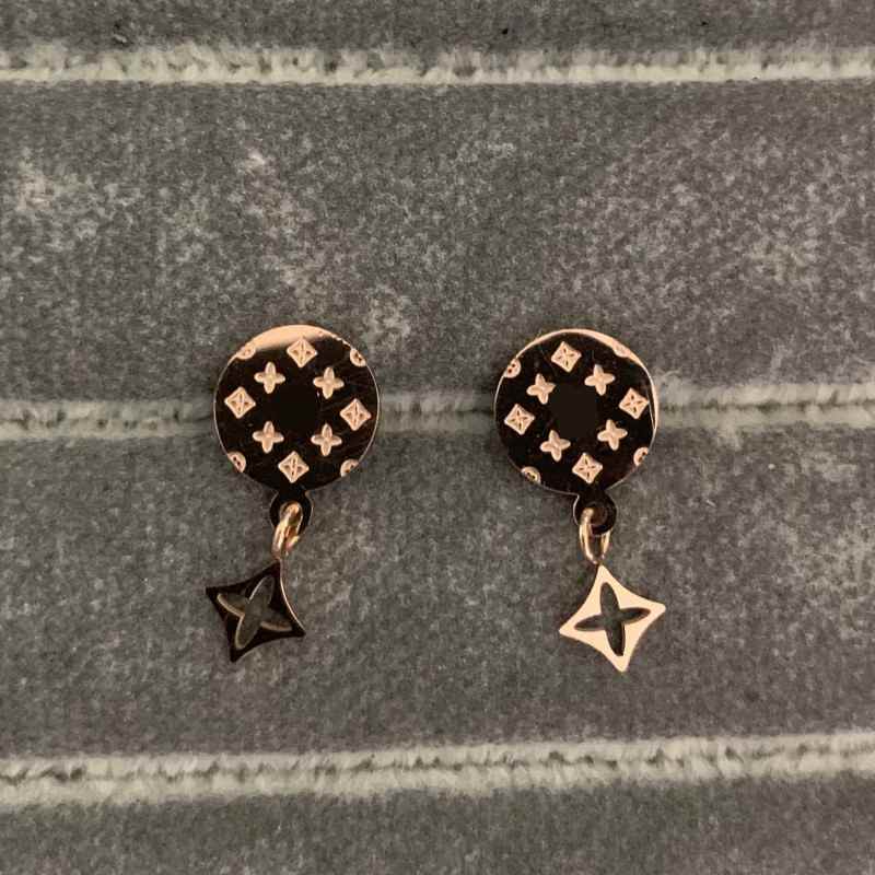 Top Quality Gold Rose Color Punk Design Ear Studs Four-Leaf Flowers Printed Fashion Stainless Steel Earrings For Women Girl Party Gifts Wholesale, Golden;silver
Top Quality Gold Rose Color Punk Design Ear Studs Four-Leaf Flowers Printed Fashion Stainless Steel Earrings For Women Girl Party Gifts Wholesale, Golden;silver