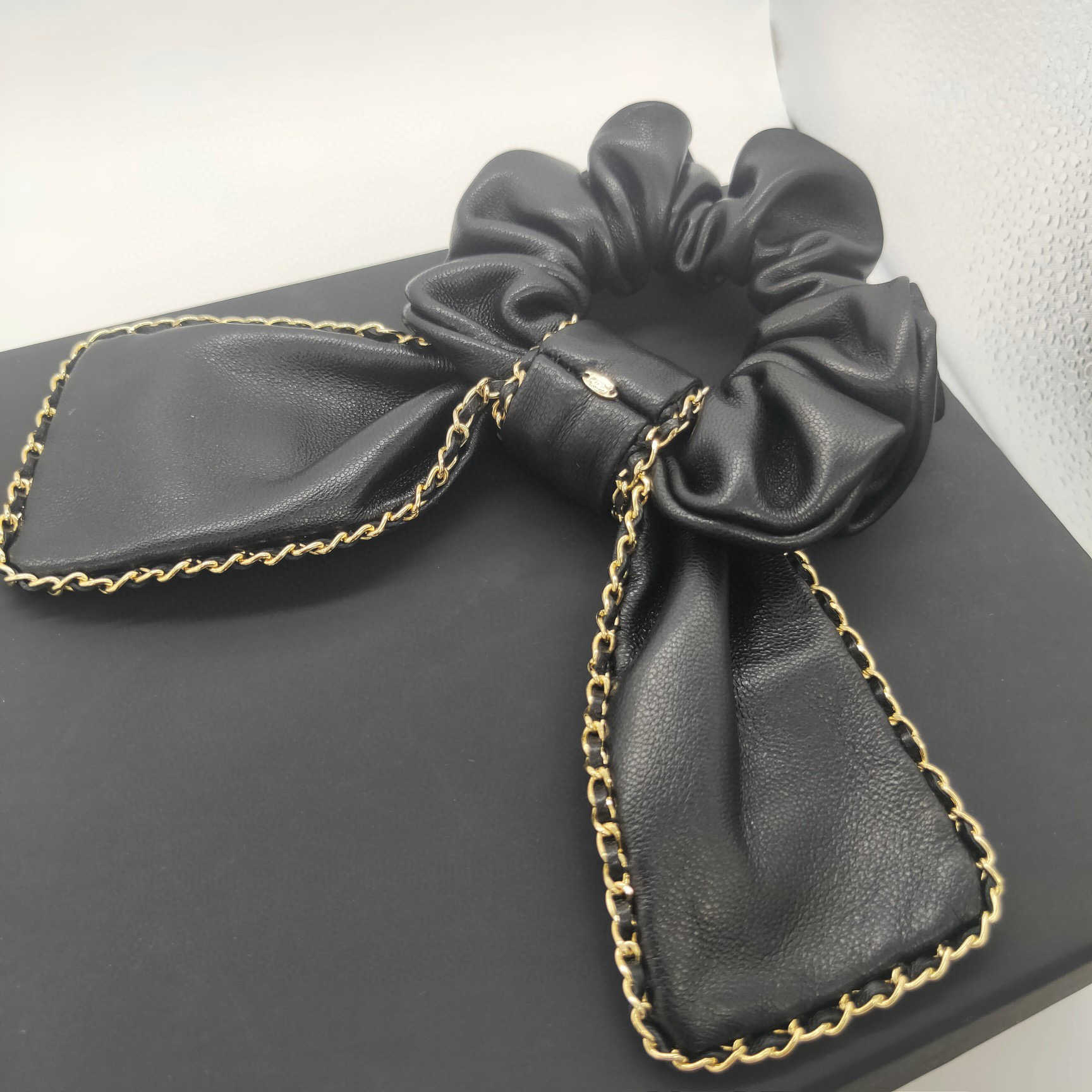 2021 Fashion Jewelry For Women Black Leather Design Real Lambs Skin Beautiful Girls Hair Wear Jewelry Hair Luxury Top Jewelry
2021 Fashion Jewelry For Women Black Leather Design Real Lambs Skin Beautiful Girls Hair Wear Jewelry Hair Luxury Top Jewelry