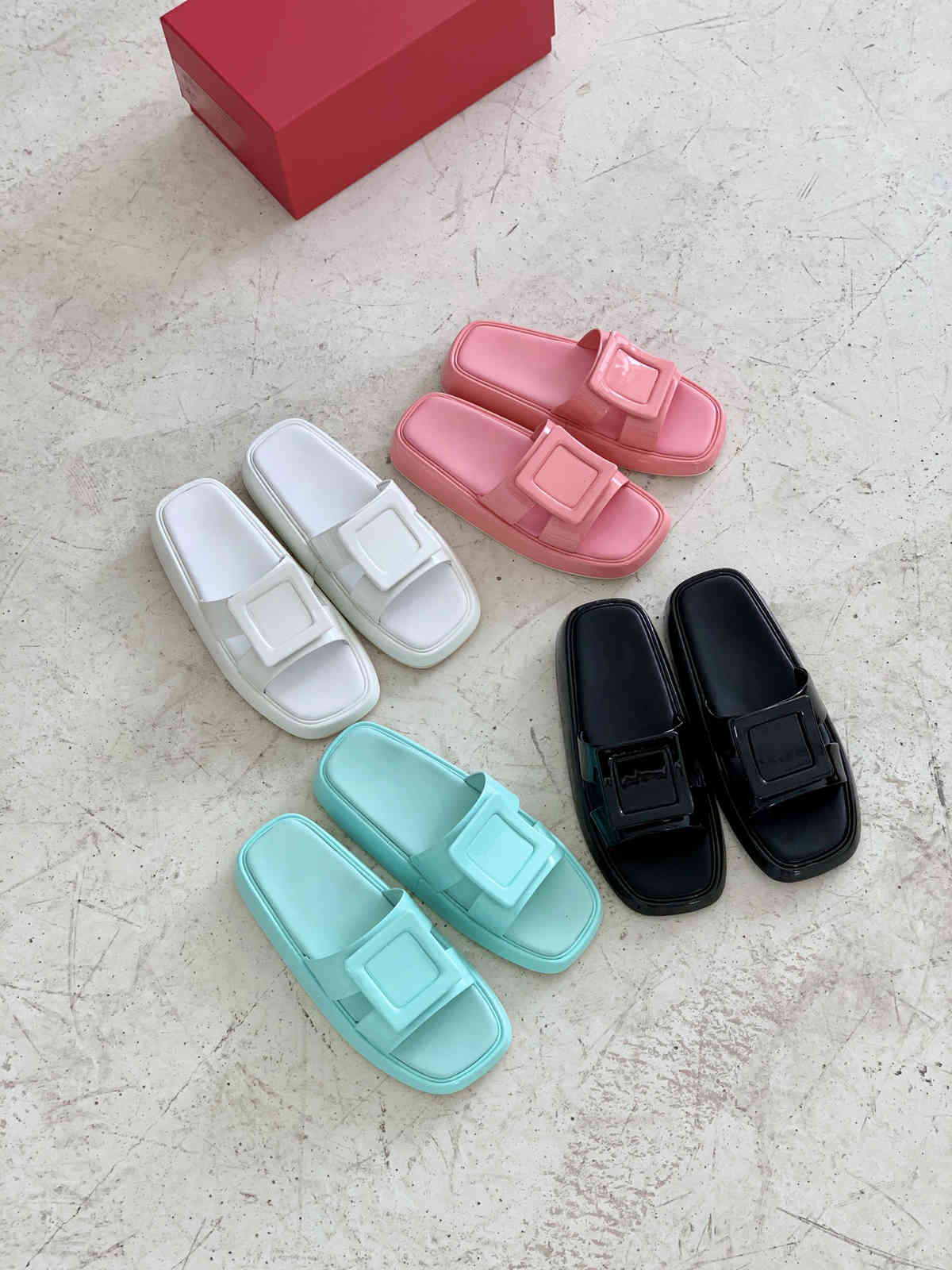 2021 Luxury Designer Women Slippers Vivier Slide Wrapped leather buckle upper Sandals Summer Beach fashion Simple Top Quality With Box Size, Black
2021 Luxury Designer Women Slippers Vivier Slide Wrapped leather buckle upper Sandals Summer Beach fashion Simple Top Quality With Box Size, Black