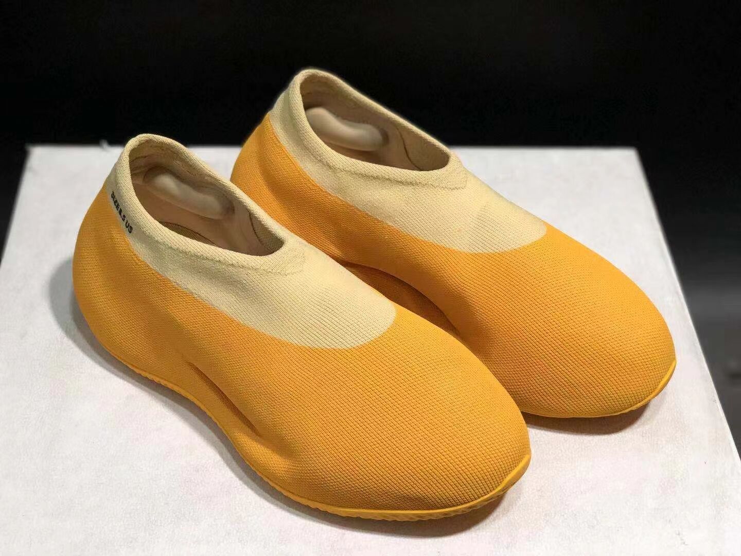 Knit RNR Runner Sulfur yellow Slippers Foam Runner Slide Bone Ochre Sand Mineral Blue Men Women Indoor shoes Enflame Orange Core Wholesale With Box, Color-yellow
Knit RNR Runner Sulfur yellow Slippers Foam Runner Slide Bone Ochre Sand Mineral Blue Men Women Indoor shoes Enflame Orange Core Wholesale With Box, Color-yellow