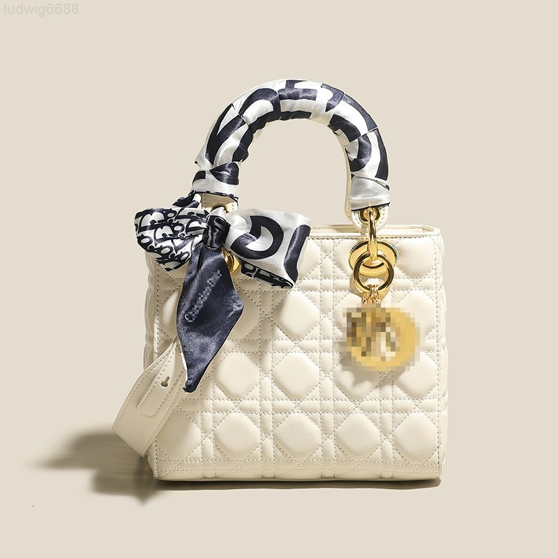 New 21 Fashion and Versatile Princess of Wales Single Shoulder Hand Hand Sheepskin Pattern Bag Women's Minority3RVX
New 21 Fashion and Versatile Princess of Wales Single Shoulder Hand Hand Sheepskin Pattern Bag Women's Minority3RVX