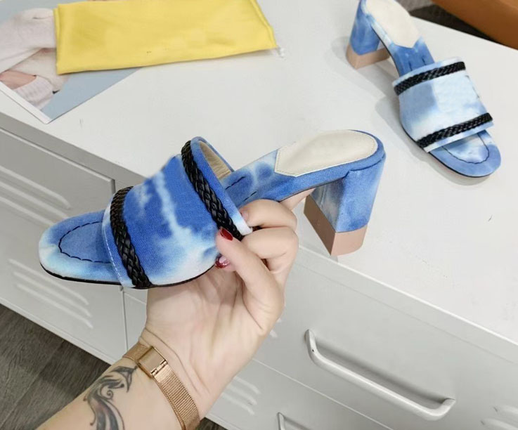 Rendering 2021 women's slippers summer pure cotton high heel print Beach Flip Flop comfortable walking belt box 35-42, Grey
Rendering 2021 women's slippers summer pure cotton high heel print Beach Flip Flop comfortable walking belt box 35-42, Grey