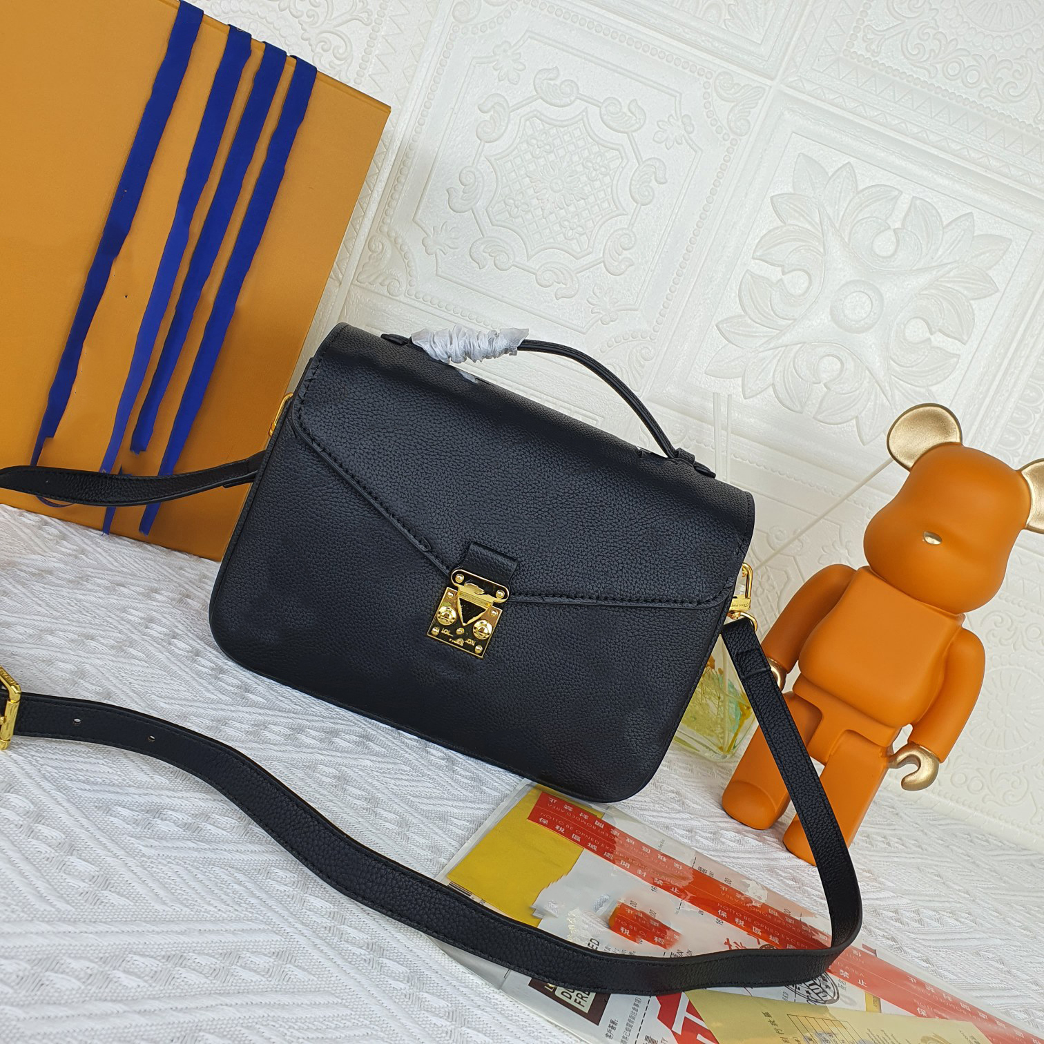 High Quality Fashion Luxurys Shoulder Bag Onthego Medium Tote Women Designers Handbags By The Pool Monograms embossing Messenger Designer bags 40848, White
High Quality Fashion Luxurys Shoulder Bag Onthego Medium Tote Women Designers Handbags By The Pool Monograms embossing Messenger Designer bags 40848, White