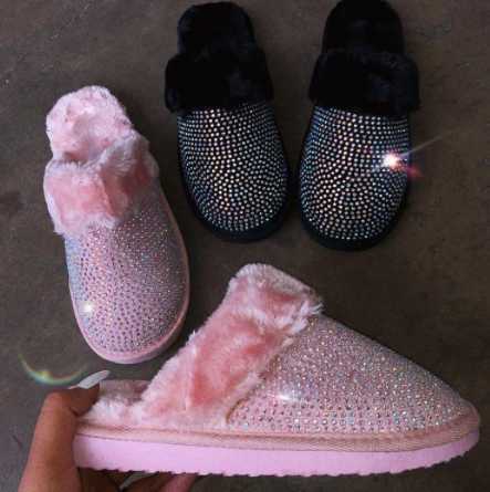 Faux Fur Warm House Slippers Women 2020 New Fashion Women's Slippers Winter New Hedging Rhinestone Flat Home Slippers Plus Size P0828, Pink
Faux Fur Warm House Slippers Women 2020 New Fashion Women's Slippers Winter New Hedging Rhinestone Flat Home Slippers Plus Size P0828, Pink