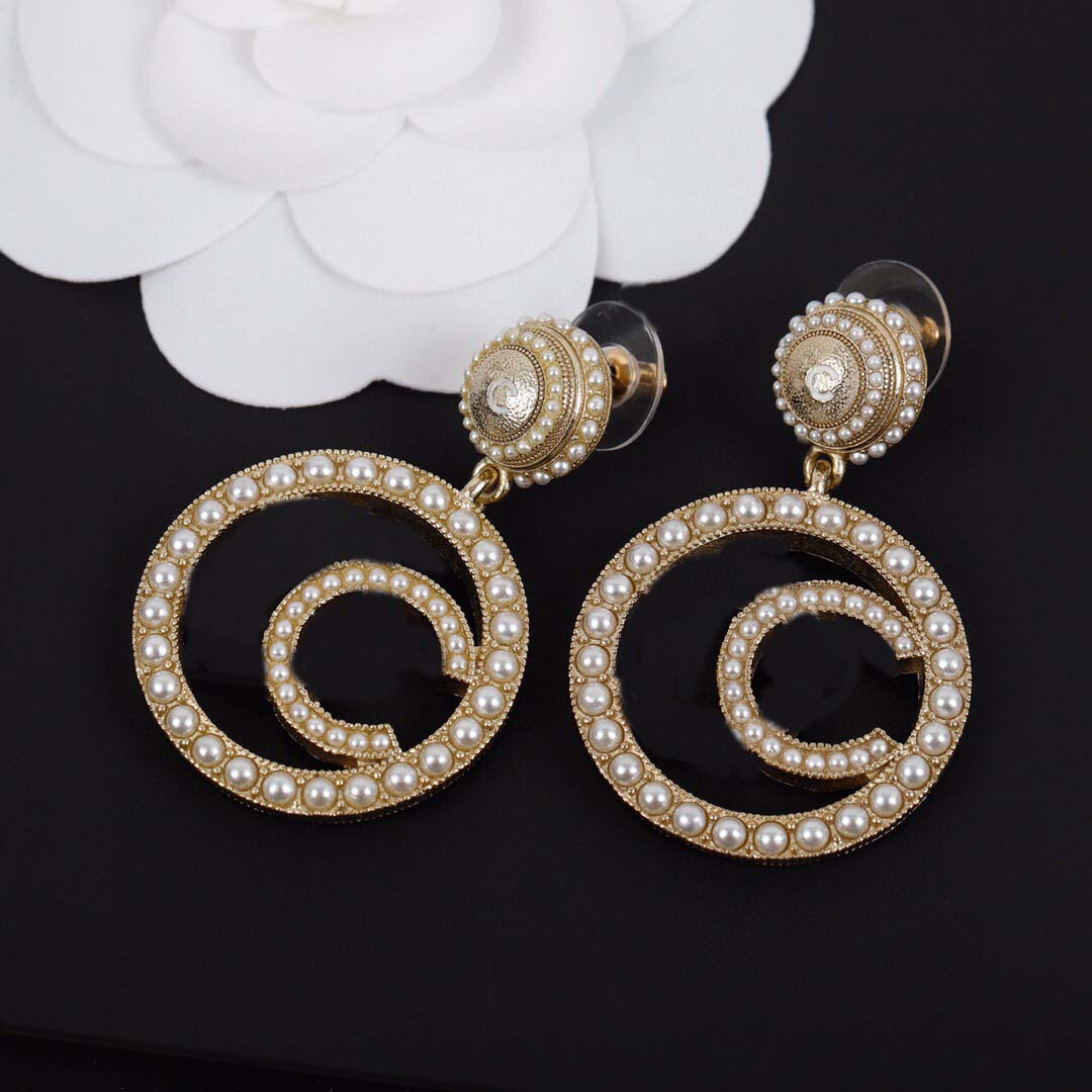 2022 Top quality Charm dangle drop earring with white color enamel and nature white shell for women wedding jewelry gift have box stamp PS7179
2022 Top quality Charm dangle drop earring with white color enamel and nature white shell for women wedding jewelry gift have box stamp PS7179