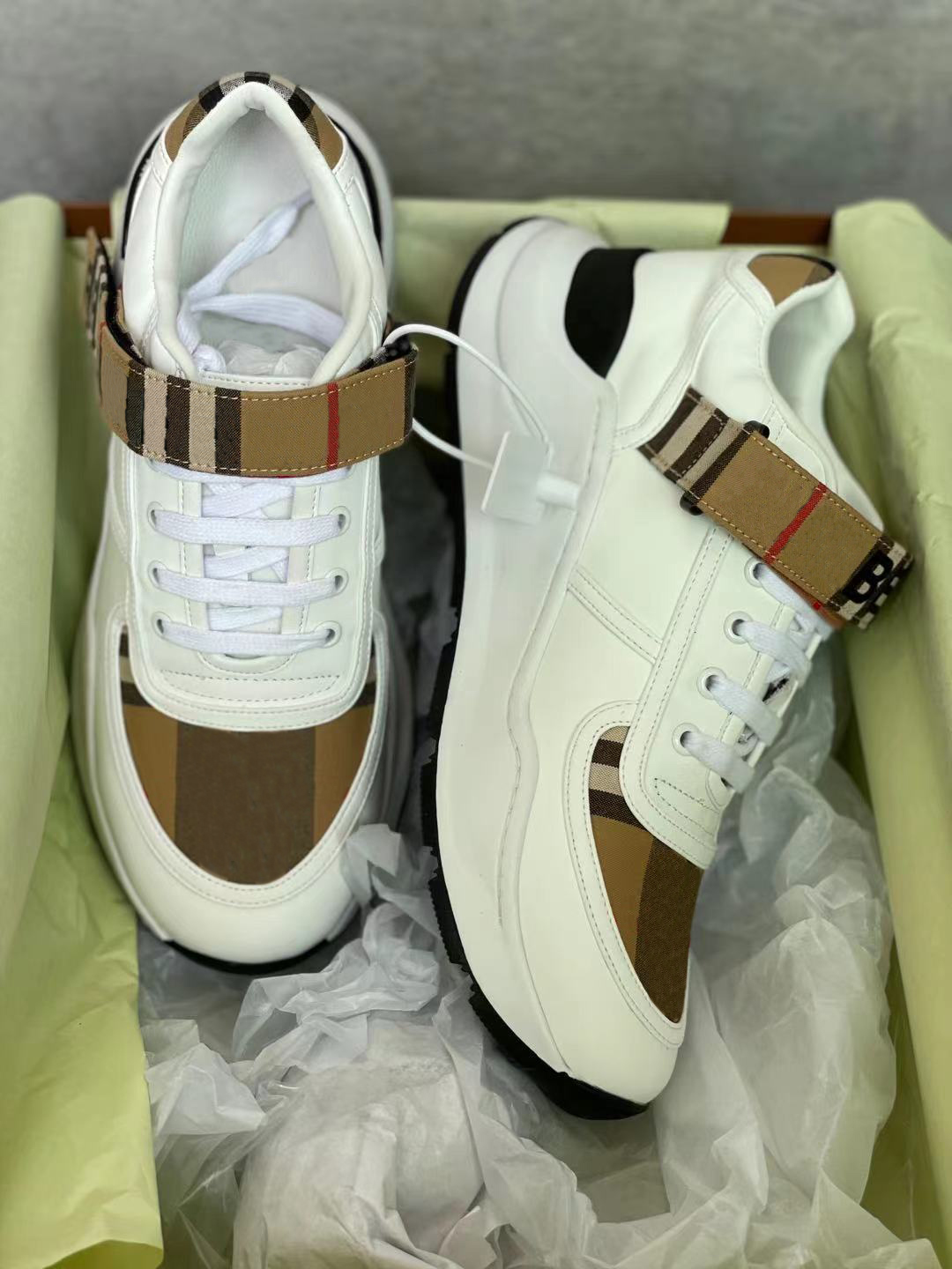 Mens Check Suede Leather Sneakers Women Designer Shoes Vintage lattice Lace up Platform Shoes Runner Trainers Outdoor Shoes Top Quality With Box 281, Color 2
Mens Check Suede Leather Sneakers Women Designer Shoes Vintage lattice Lace up Platform Shoes Runner Trainers Outdoor Shoes Top Quality With Box 281, Color 2