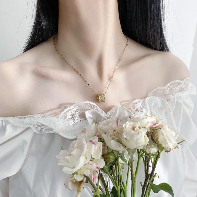 Pendant Necklaces Han Guodong Door Waist Micro Inlay Zircon Clavicle Her Red Stainless Steel Female Temperament Titanium Chain Necklace
Pendant Necklaces Han Guodong Door Waist Micro Inlay Zircon Clavicle Her Red Stainless Steel Female Temperament Titanium Chain Necklace
