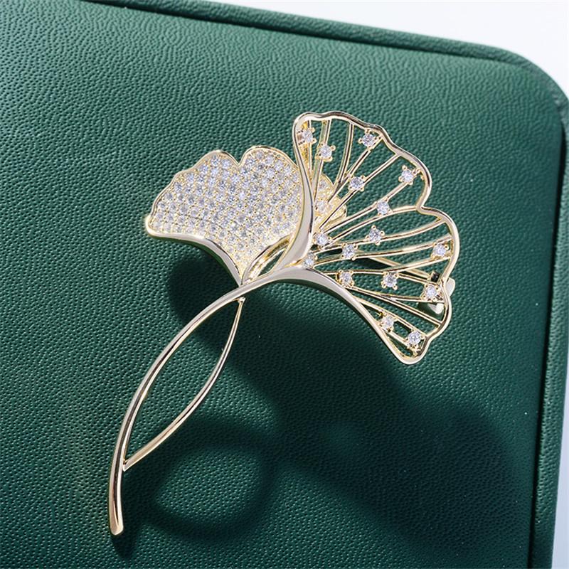 Pins, Brooches OKILY Elegant Ginkgo Leaf Brooch For Women Autumn Sweater Coat Shawl Pin And Hollow Zircon Xmas Accessorie Jewelry
Pins, Brooches OKILY Elegant Ginkgo Leaf Brooch For Women Autumn Sweater Coat Shawl Pin And Hollow Zircon Xmas Accessorie Jewelry
