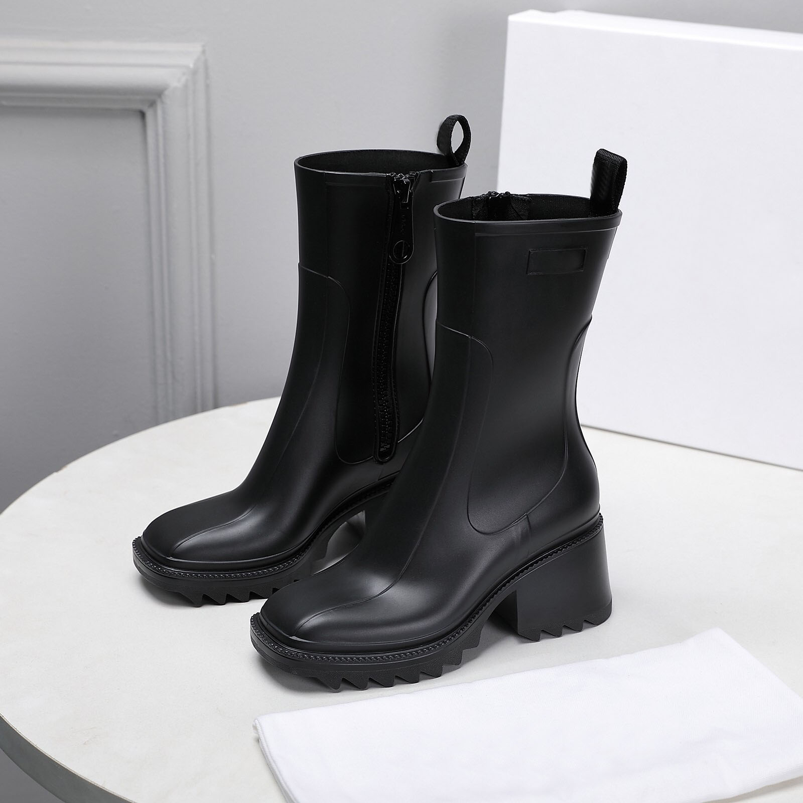Women Betty PVC rain boots Designer half Boot ladies dress shoes womens Booties Flamingos 100% Real Leather Medal Coarse Non-Slip Winter Sho, Black
Women Betty PVC rain boots Designer half Boot ladies dress shoes womens Booties Flamingos 100% Real Leather Medal Coarse Non-Slip Winter Sho, Black