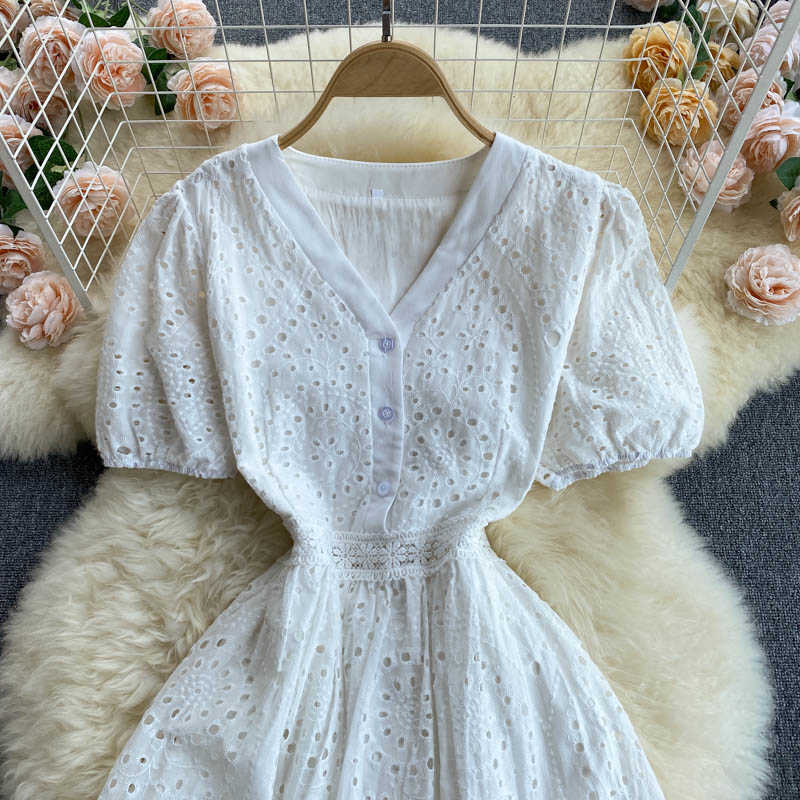 DEAT Women White Hollow Out Ruffles Dress V-Neck Short Puff Sleeve Arrivals Temperment Fashion Spring Summer 11D600 210709